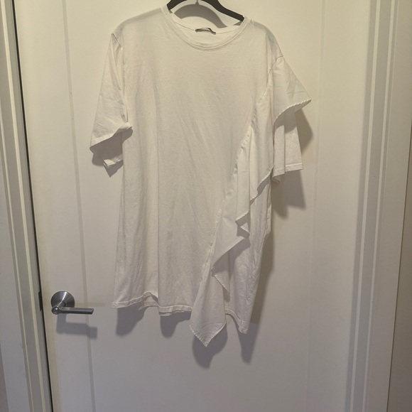 Zara Tops - Zara White Asymmetrical Ruffle T-Shirt – Size L (USA)